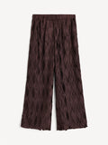 By Malene Birger Letita bukse i mørkebrun, med en plissé struktur, strikk i livet, og laget av resirkulert polyester.