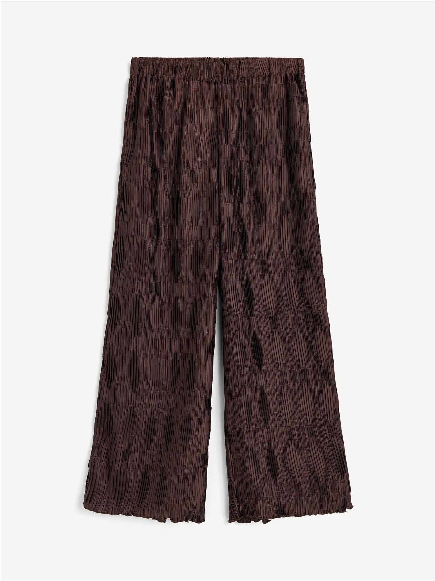 By Malene Birger Letita bukse i mørkebrun, med en plissé struktur, strikk i livet, og laget av resirkulert polyester.
