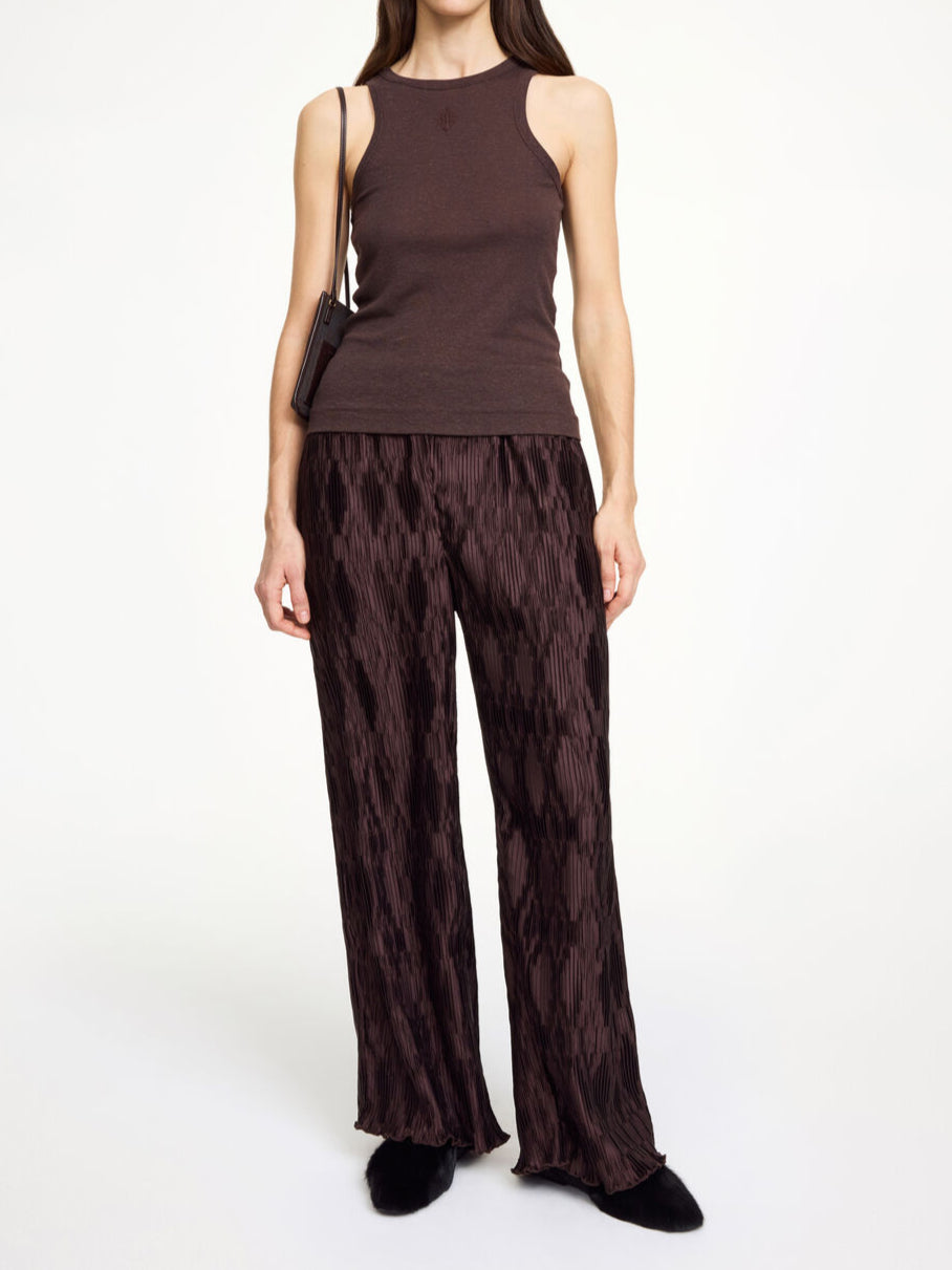 By Malene Birger Letita bukse i mørkebrun, med en plissé struktur, strikk i livet, og laget av resirkulert polyester.
