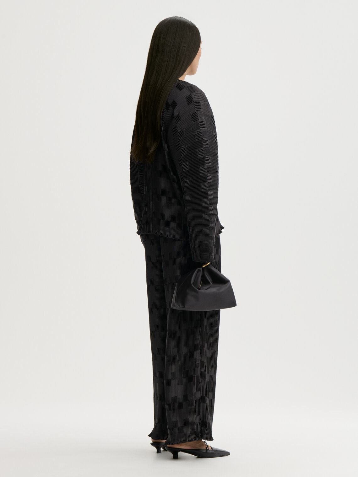 LETITA plissebukse fra By Malene Birger i fargen sort, laget i 100% resirkulert polyester. Rette ben og strikk i livet.