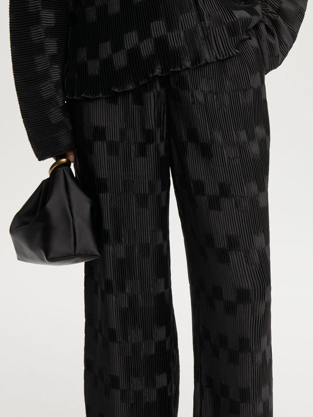 LETITA plissebukse fra By Malene Birger i fargen sort, laget i 100% resirkulert polyester. Rette ben og strikk i livet.