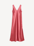 By Malene Birger Levita maxikjole i rosa acetat og polyester sateng med v-utringing foran og bak og feminin passform.