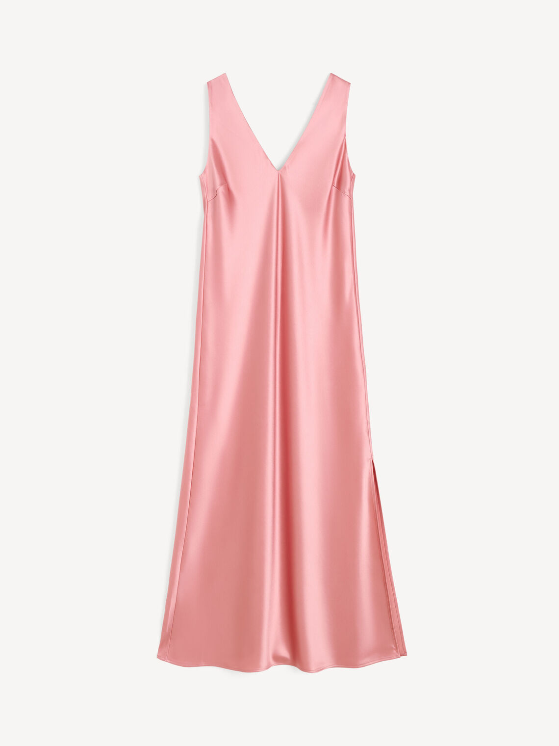 By Malene Birger Levita maxikjole i lys rosa acetat og polyester sateng med v-utrigning foran og bak og feminin passform.