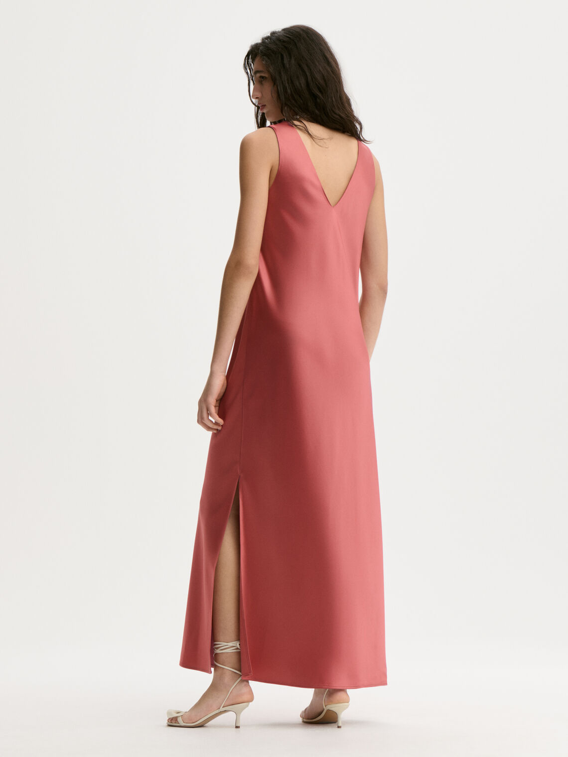 By Malene Birger Levita maxikjole i rosa acetat og polyester sateng med v-utrigning foran og bak.