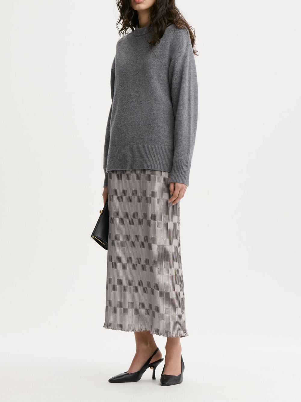 LIAN plisseskjørt fra By Malene Birger i fargen sølv, laget i 100% resirkulert polyester. Rett passform med strikk i livet og lang lengde.
