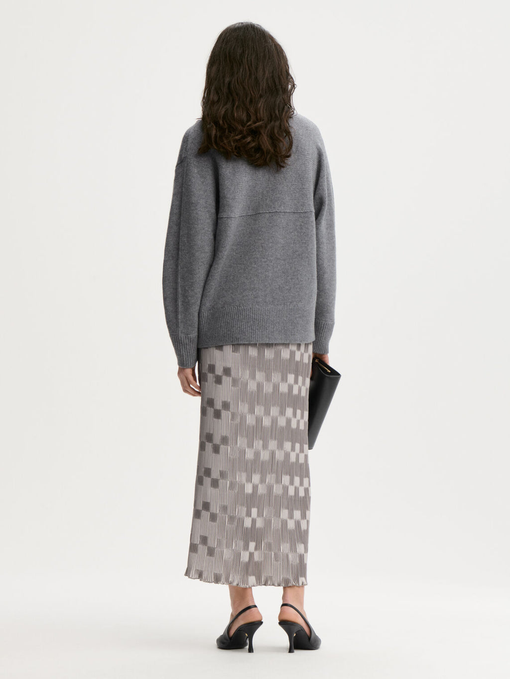 LIAN plisseskjørt fra By Malene Birger i fargen sølv, laget i 100% resirkulert polyester. Rett passform med strikk i livet og lang lengde.
