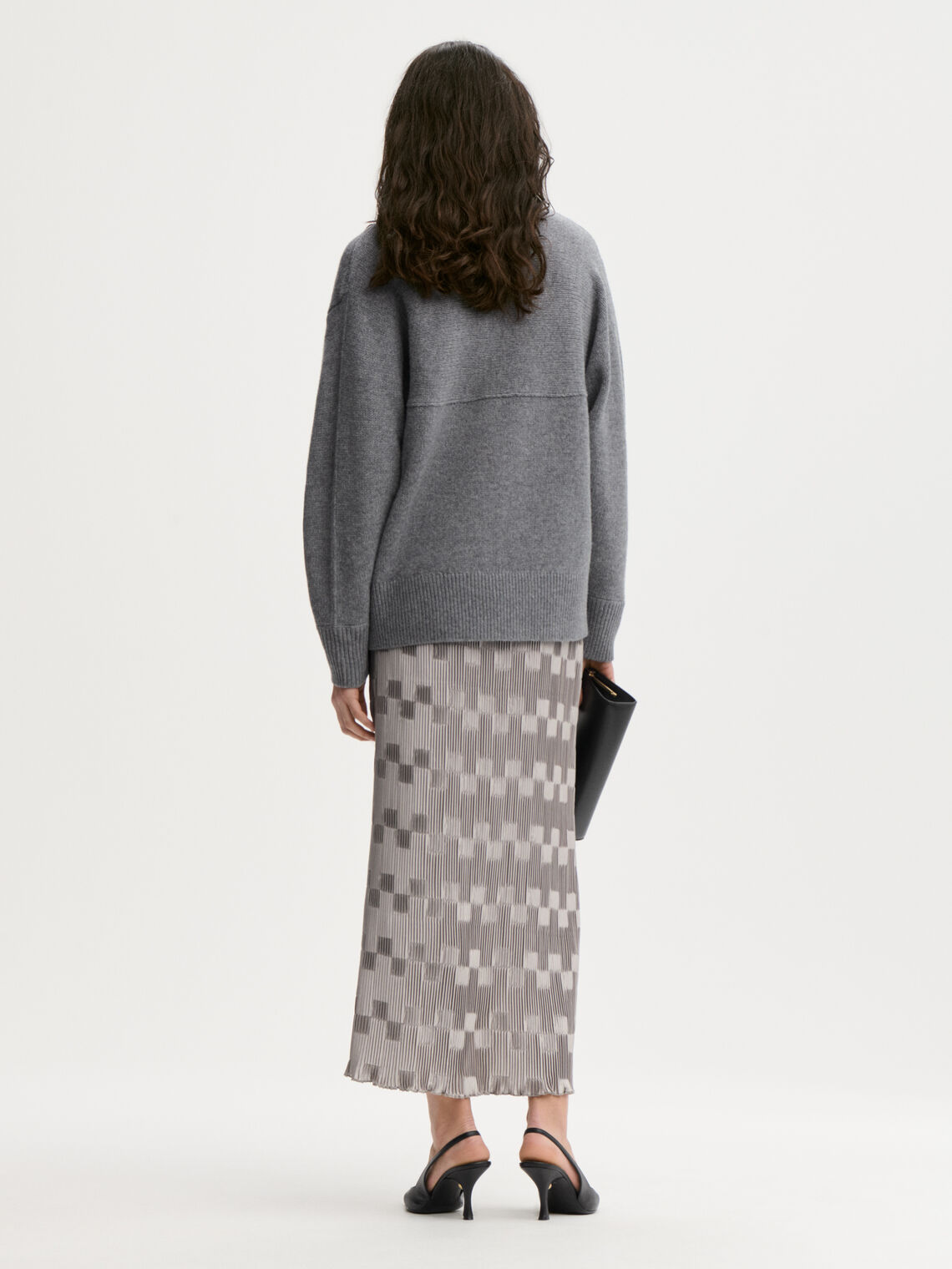 LIAN plisseskjørt fra By Malene Birger i fargen sølv, laget i 100% resirkulert polyester. Rett passform med strikk i livet og lang lengde.