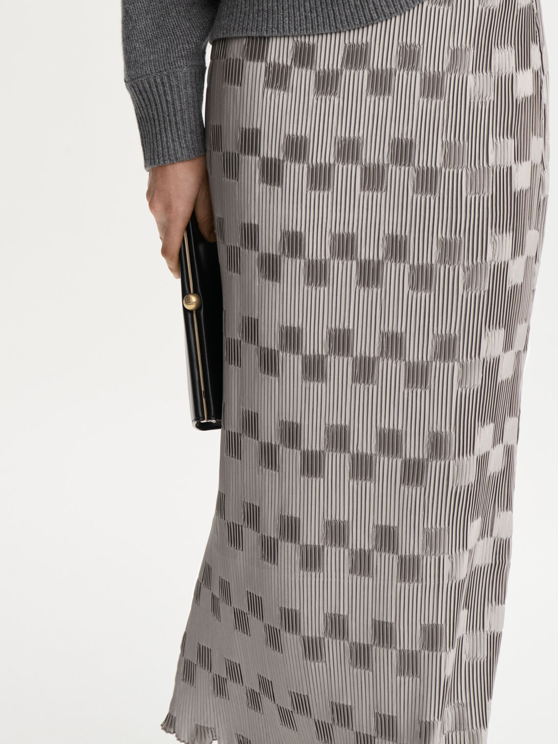 LIAN plisseskjørt fra By Malene Birger i fargen sølv, laget i 100% resirkulert polyester. Rett passform med strikk i livet og lang lengde.