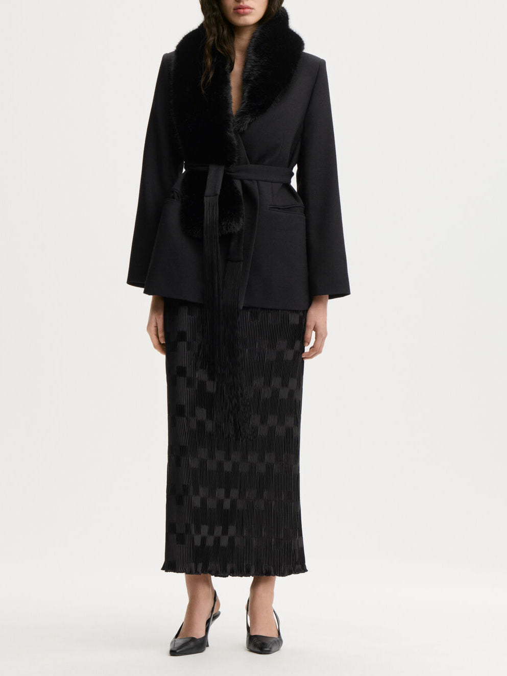 LIAN plisseskjørt fra By Malene Birger i fargen sort, laget i 100% resirkulert polyester. Rett passform med strikk i livet og lang lengde.