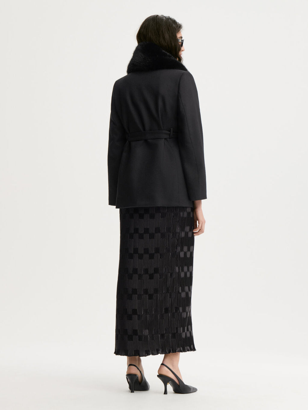 LIAN plisseskjørt fra By Malene Birger i fargen sort, laget i 100% resirkulert polyester. Rett passform med strikk i livet og lang lengde.