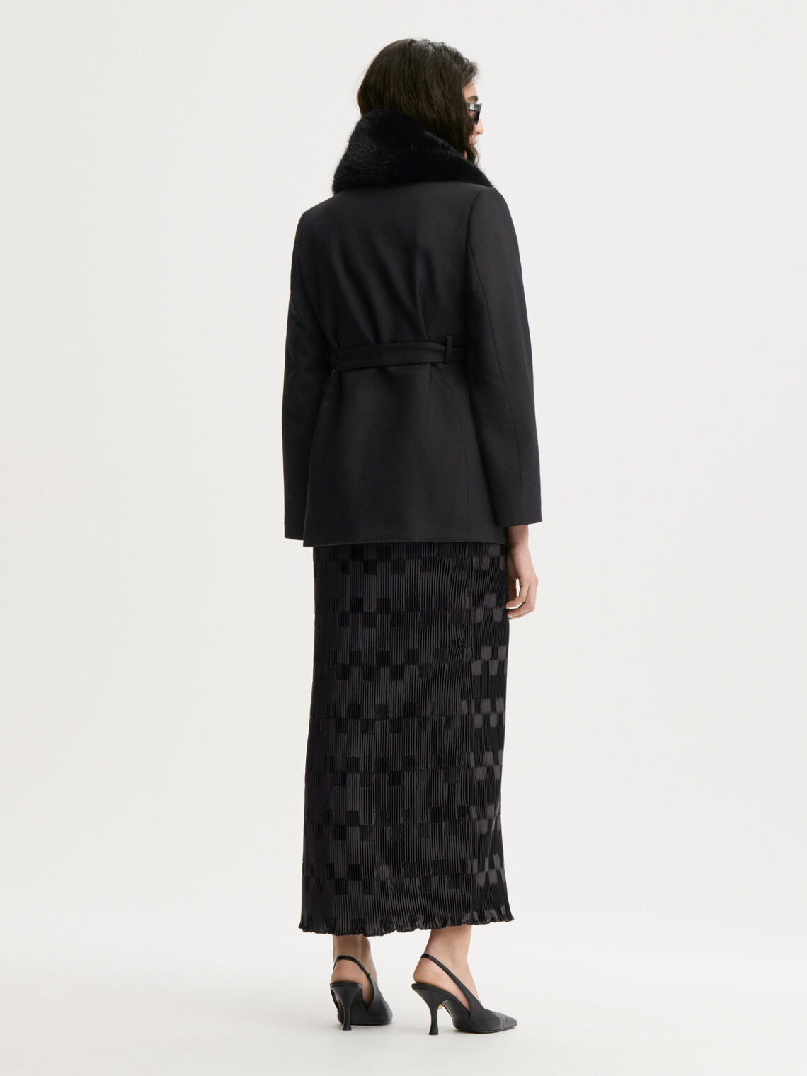 LIAN plisseskjørt fra By Malene Birger i fargen sort, laget i 100% resirkulert polyester. Rett passform med strikk i livet og lang lengde.