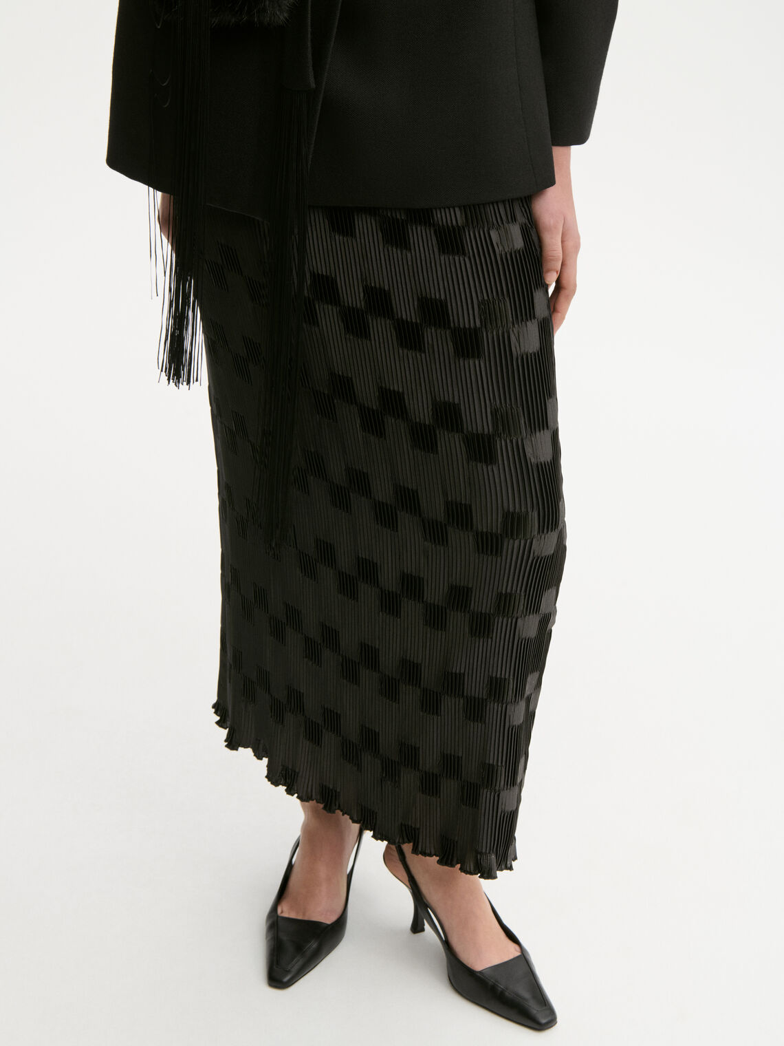 LIAN plisseskjørt fra By Malene Birger i fargen sort, laget i 100% resirkulert polyester. Rett passform med strikk i livet og lang lengde.