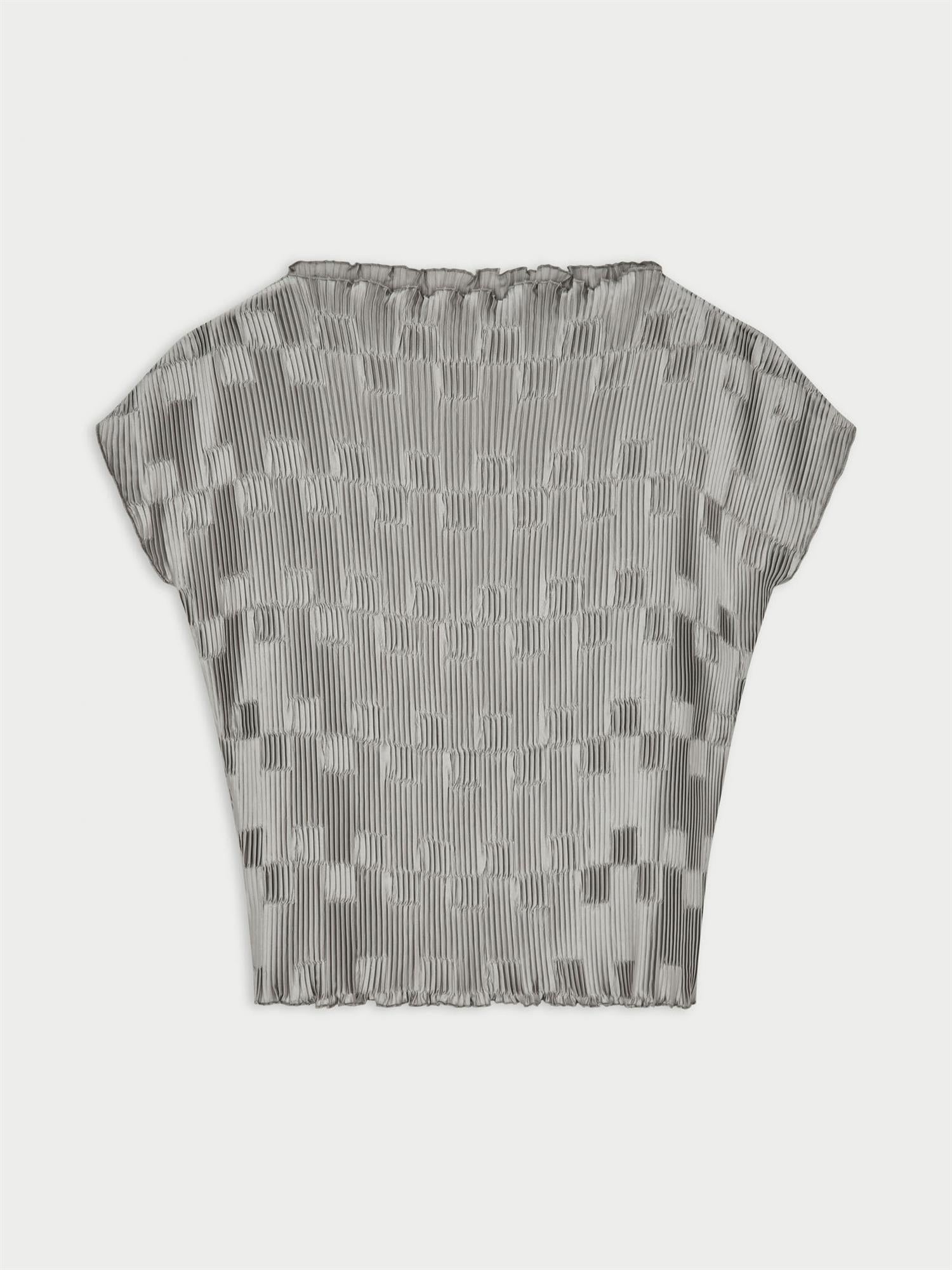 LIANNA plissebluse fra By Malene Birger i fargen sølv, laget i 100% resirkulert polyester. Båthals, dropped skuldre og en avslappet, flatterende passform.