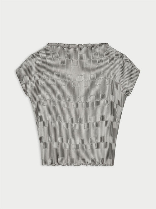 LIANNA plissebluse fra By Malene Birger i fargen sølv, laget i 100% resirkulert polyester. Båthals, dropped skuldre og en avslappet, flatterende passform.