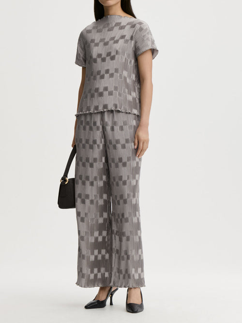 LIANNA plissebluse fra By Malene Birger i fargen sølv, laget i 100% resirkulert polyester. Båthals, dropped skuldre og en avslappet, flatterende passform.