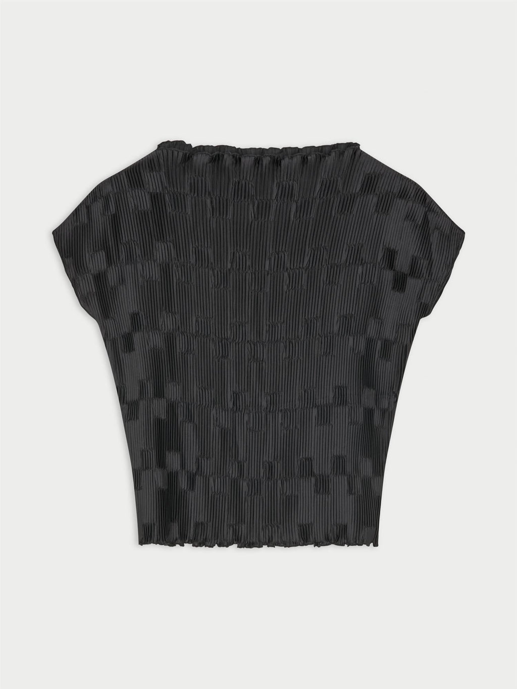 LIANNA plissebluse fra By Malene Birger i fargen sort, laget i 100% resirkulert polyester. Båthals, dropped skuldre og en avslappet, flatterende passform.
