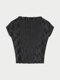 LIANNA plissebluse fra By Malene Birger i fargen sort, laget i 100% resirkulert polyester. Båthals, dropped skuldre og en avslappet, flatterende passform.