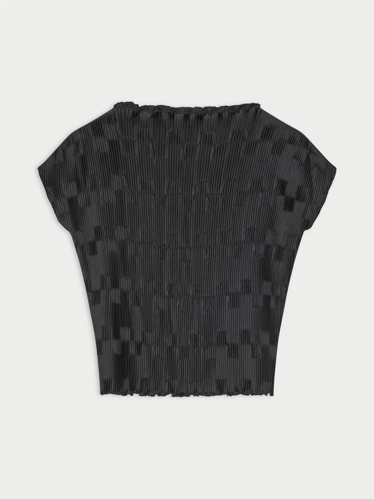 LIANNA plissebluse fra By Malene Birger i fargen sort, laget i 100% resirkulert polyester. Båthals, dropped skuldre og en avslappet, flatterende passform.