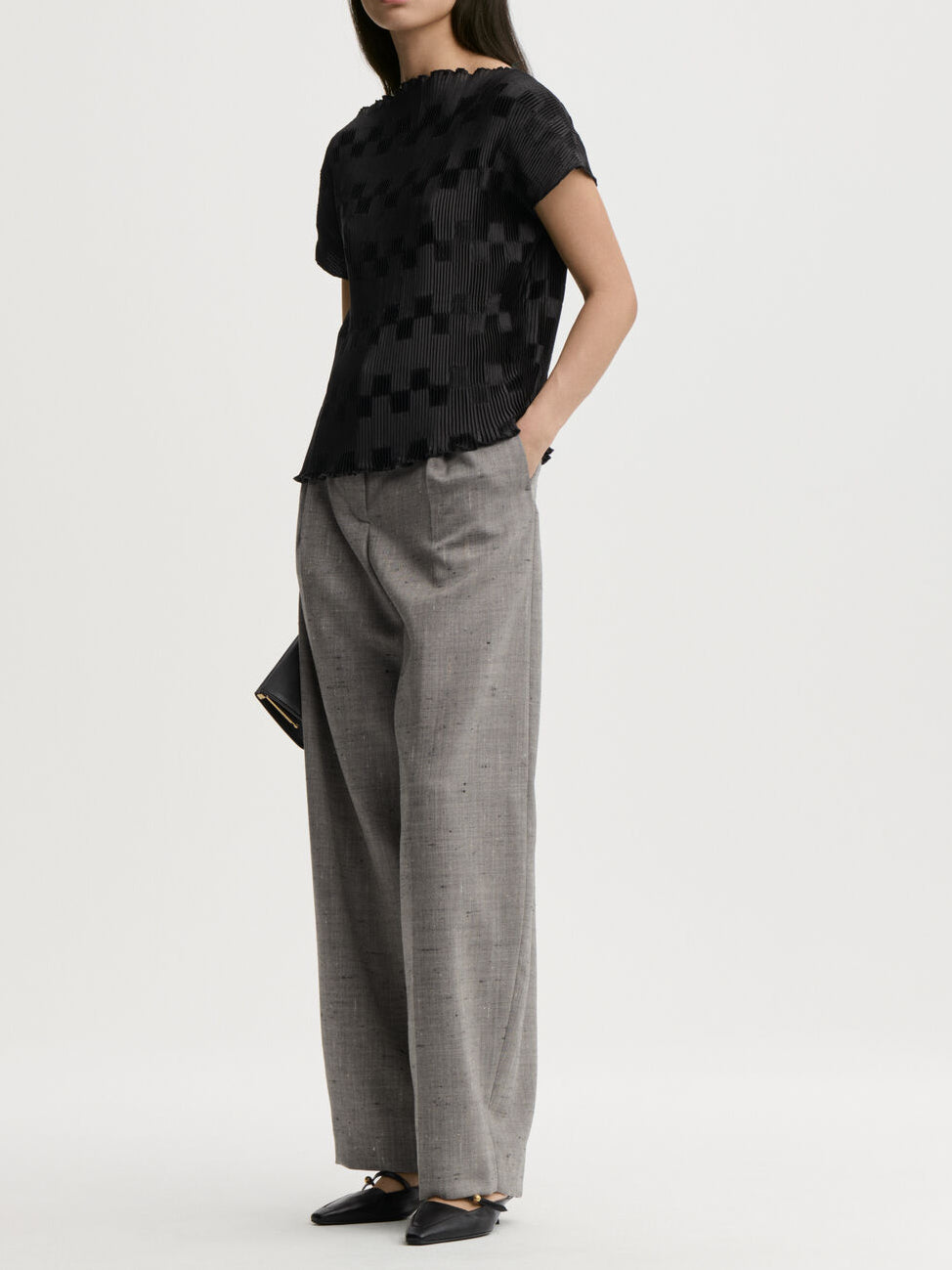 LIANNA plissebluse fra By Malene Birger i fargen sort, laget i 100% resirkulert polyester. Båthals, dropped skuldre og en avslappet, flatterende passform.