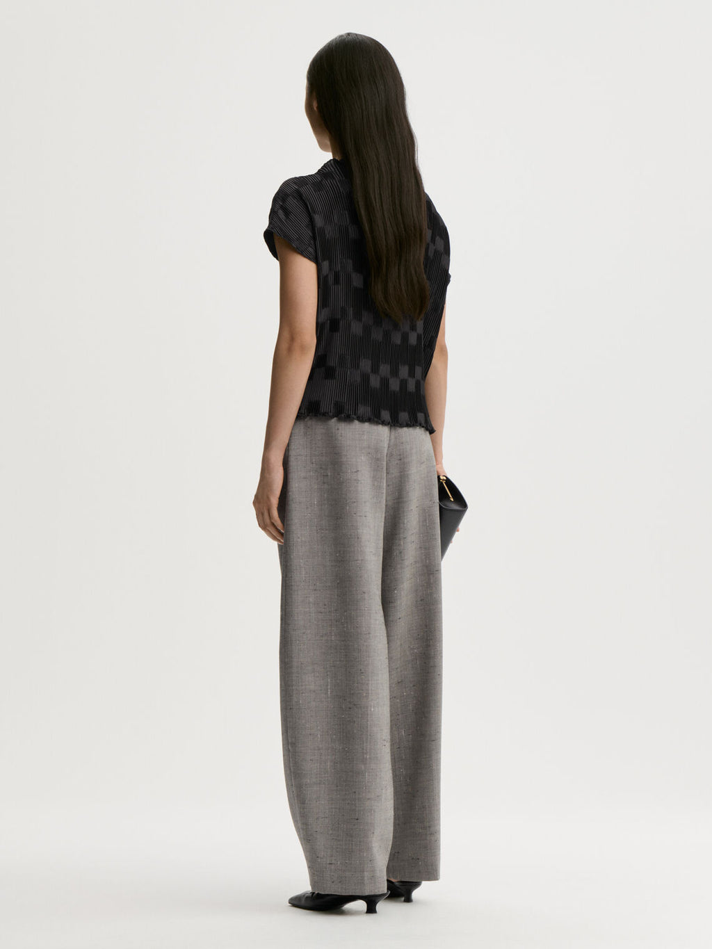 LIANNA plissebluse fra By Malene Birger i fargen sort, laget i 100% resirkulert polyester. Båthals, dropped skuldre og en avslappet, flatterende passform.