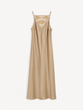 By Malene Birger Libbie kjole i beige, med blonde-detaljer og et underkjole-inspirert uttrykk, laget av acetat og polyester.