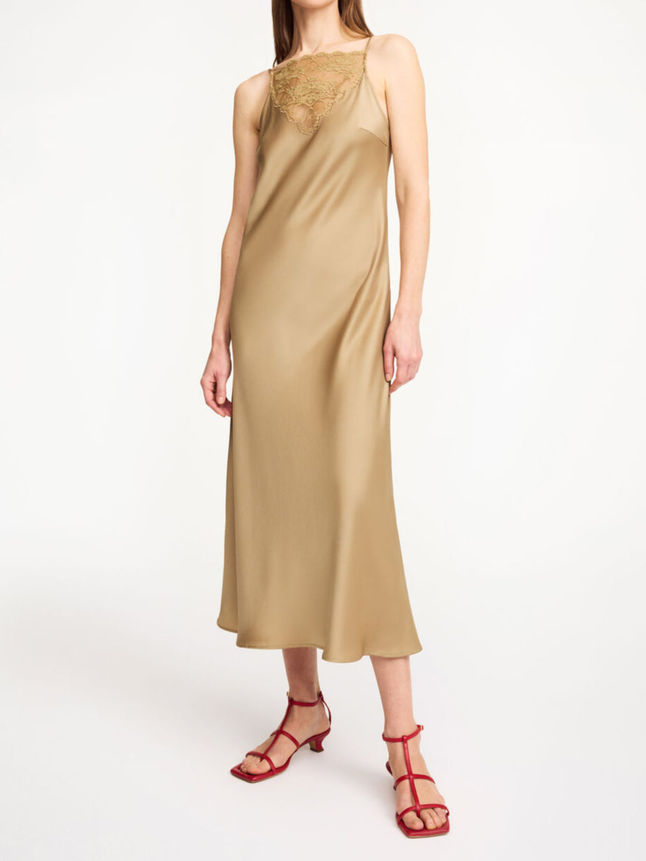 By Malene Birger Libbie kjole i beige, med blonde-detaljer og et underkjole-inspirert uttrykk, laget av acetat og polyester.