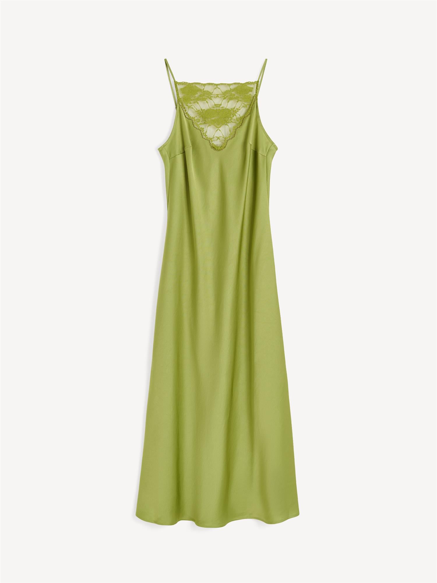 By Malene Birger Libbie kjole i grønn, med blonde-detaljer og et underkjole-inspirert uttrykk, laget av acetat og polyester.