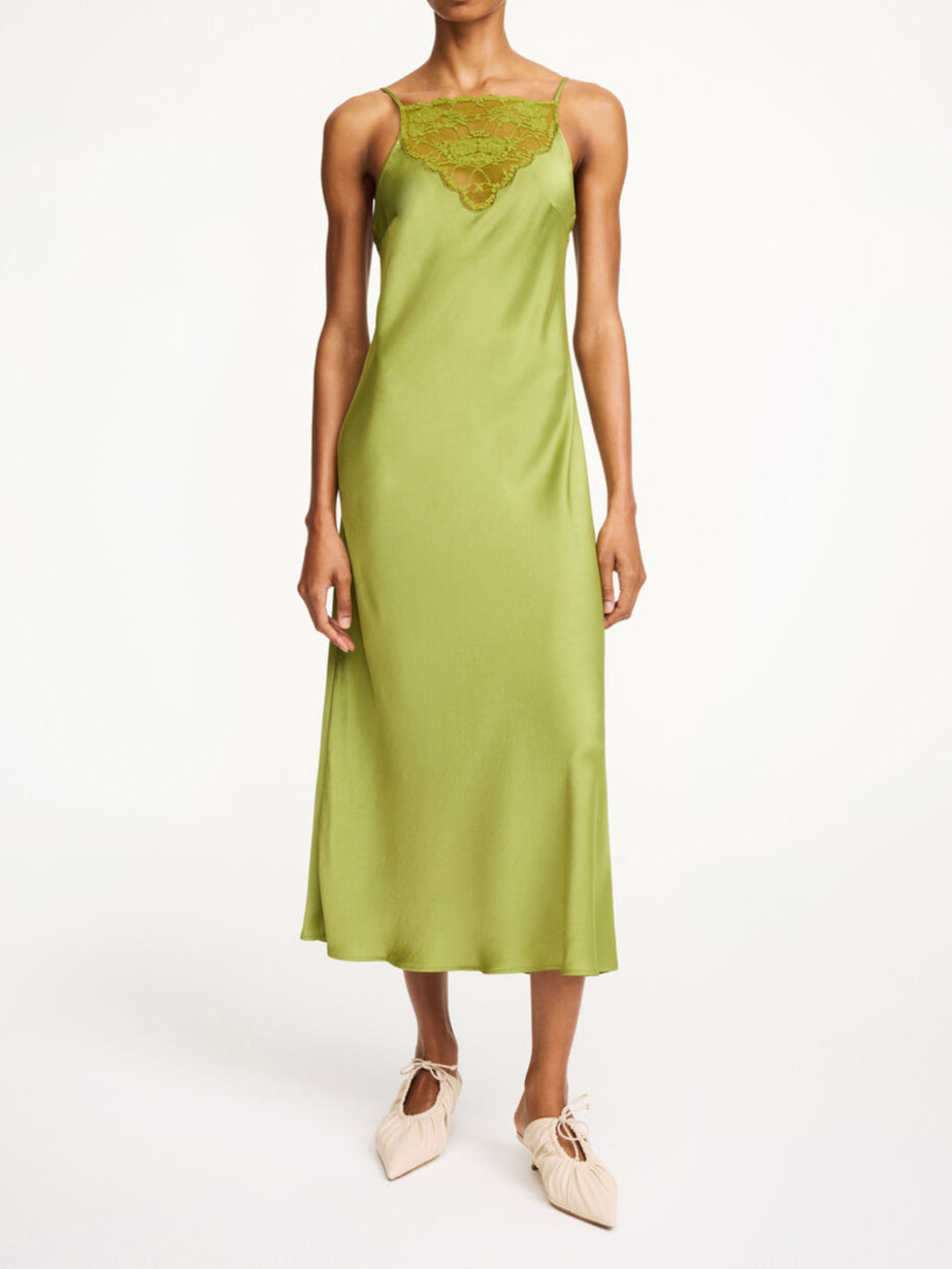 By Malene Birger Libbie kjole i grønn, med blonde-detaljer og et underkjole-inspirert uttrykk, laget av acetat og polyester.