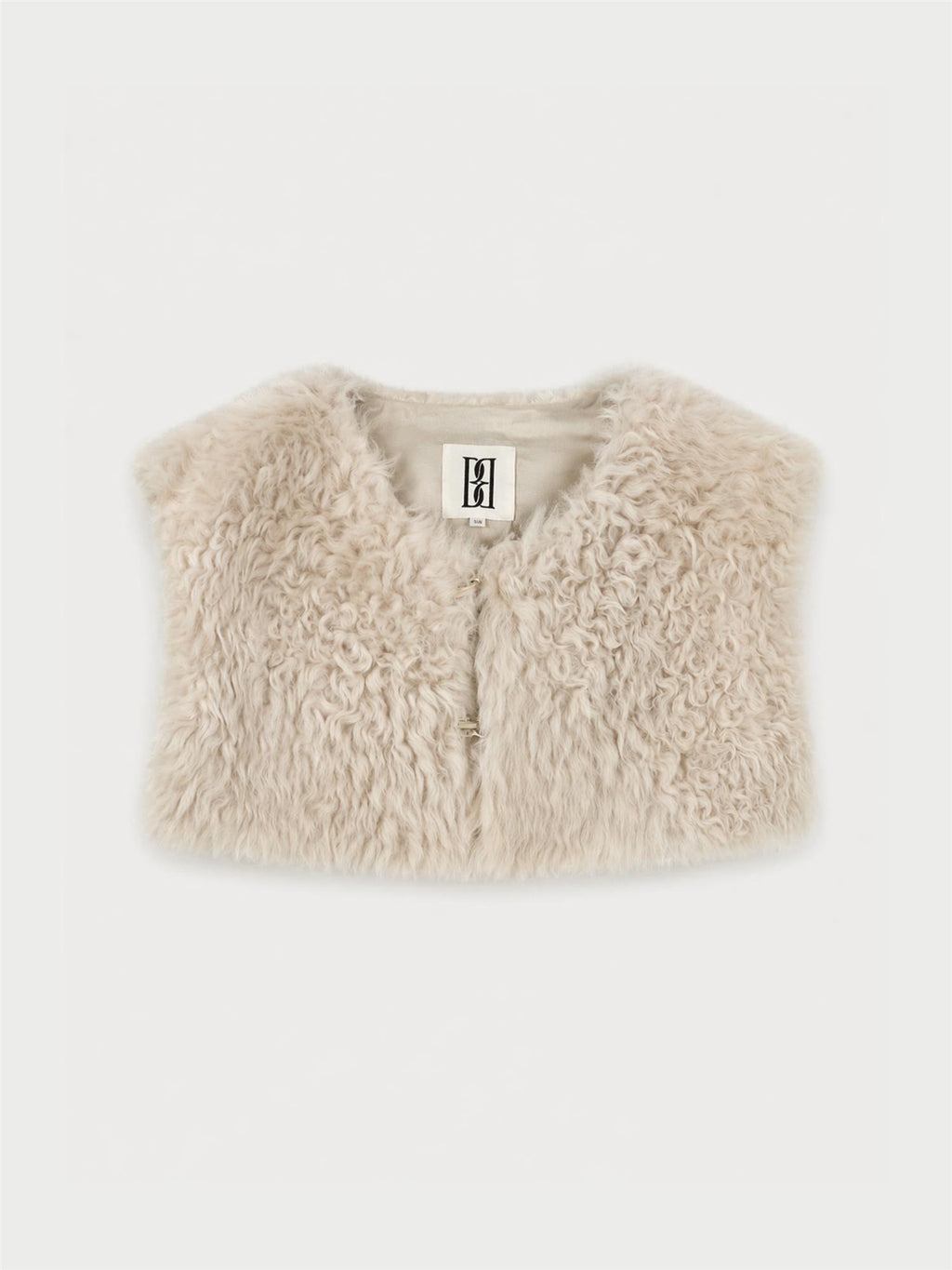 LILA pelskrage fra By Malene Birger i fargen kremfarget, laget i 100% ekte naturlig kalvehår og skinn. Langhåret og lukkes med en hempe.