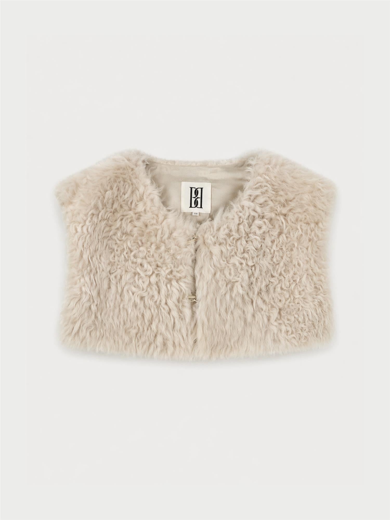 LILA pelskrage fra By Malene Birger i fargen kremfarget, laget i 100% ekte naturlig kalvehår og skinn. Langhåret og lukkes med en hempe.