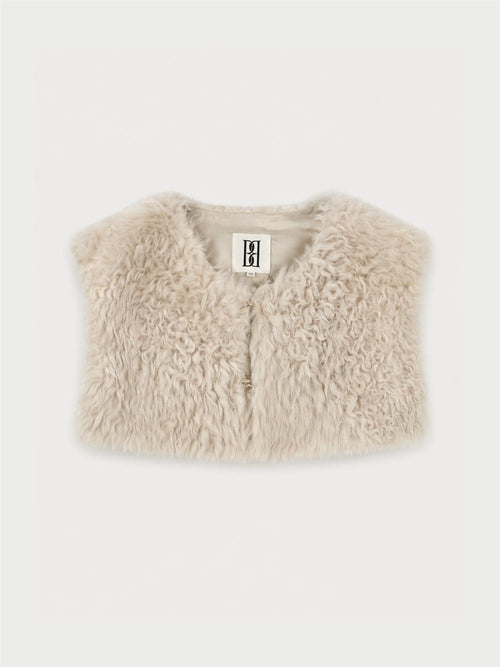 LILA pelskrage fra By Malene Birger i fargen kremfarget, laget i 100% ekte naturlig kalvehår og skinn. Langhåret og lukkes med en hempe.