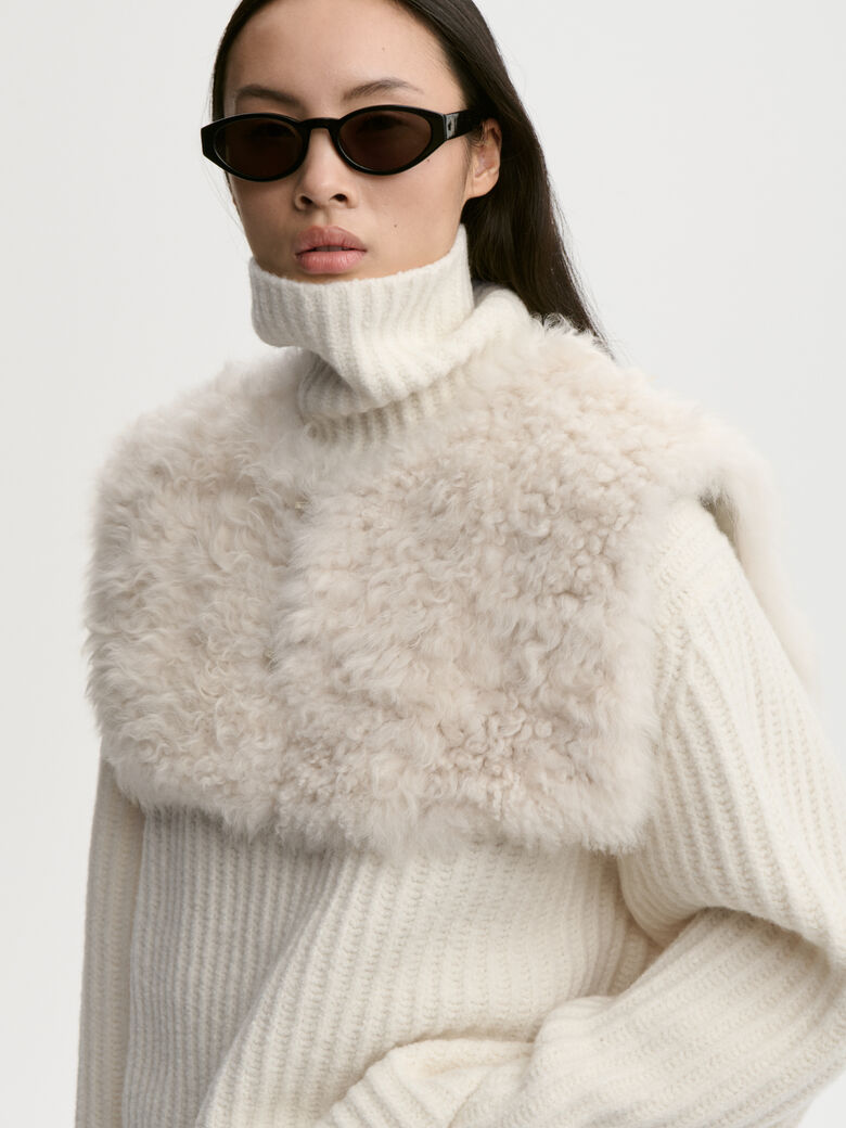 LILA pelskrage fra By Malene Birger i fargen kremfarget, laget i 100% ekte naturlig kalvehår og skinn. Langhåret og lukkes med en hempe.