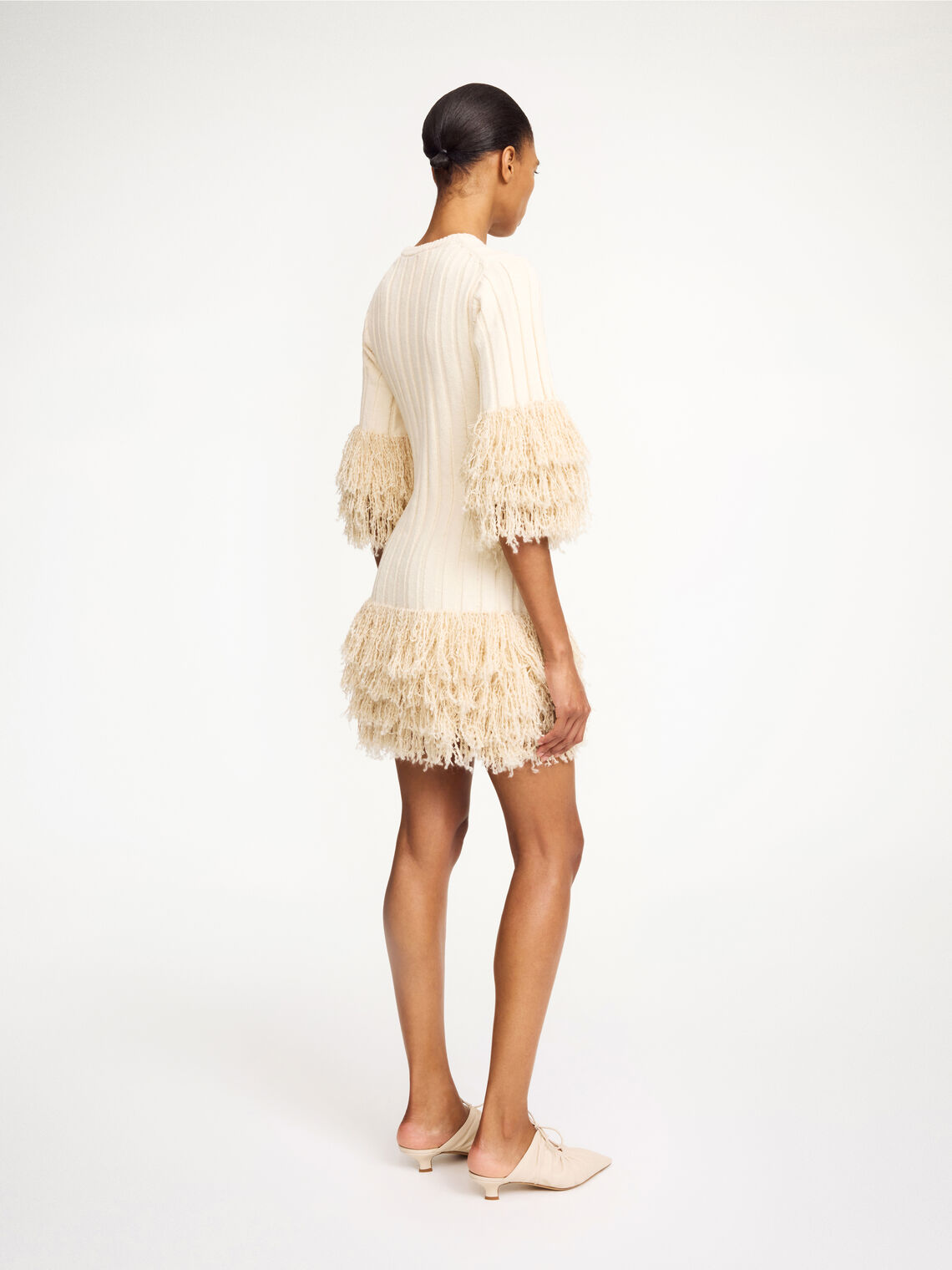 By Malene Birger Lina korte kjole med frynser, laget av organisk bomull, resirkulert polyamid, ull og viskose.