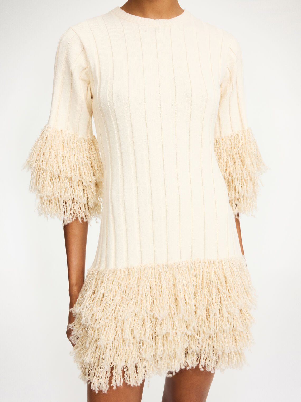By Malene Birger Lina korte kjole med frynser, laget av organisk bomull, resirkulert polyamid, ull og viskose.