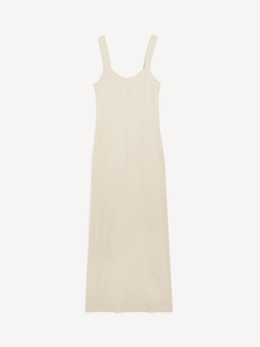 By Malene Birger Lio kjole i beige, ribbestrikket organisk bomull, med brede stropper og monogram-logo på brystet.

