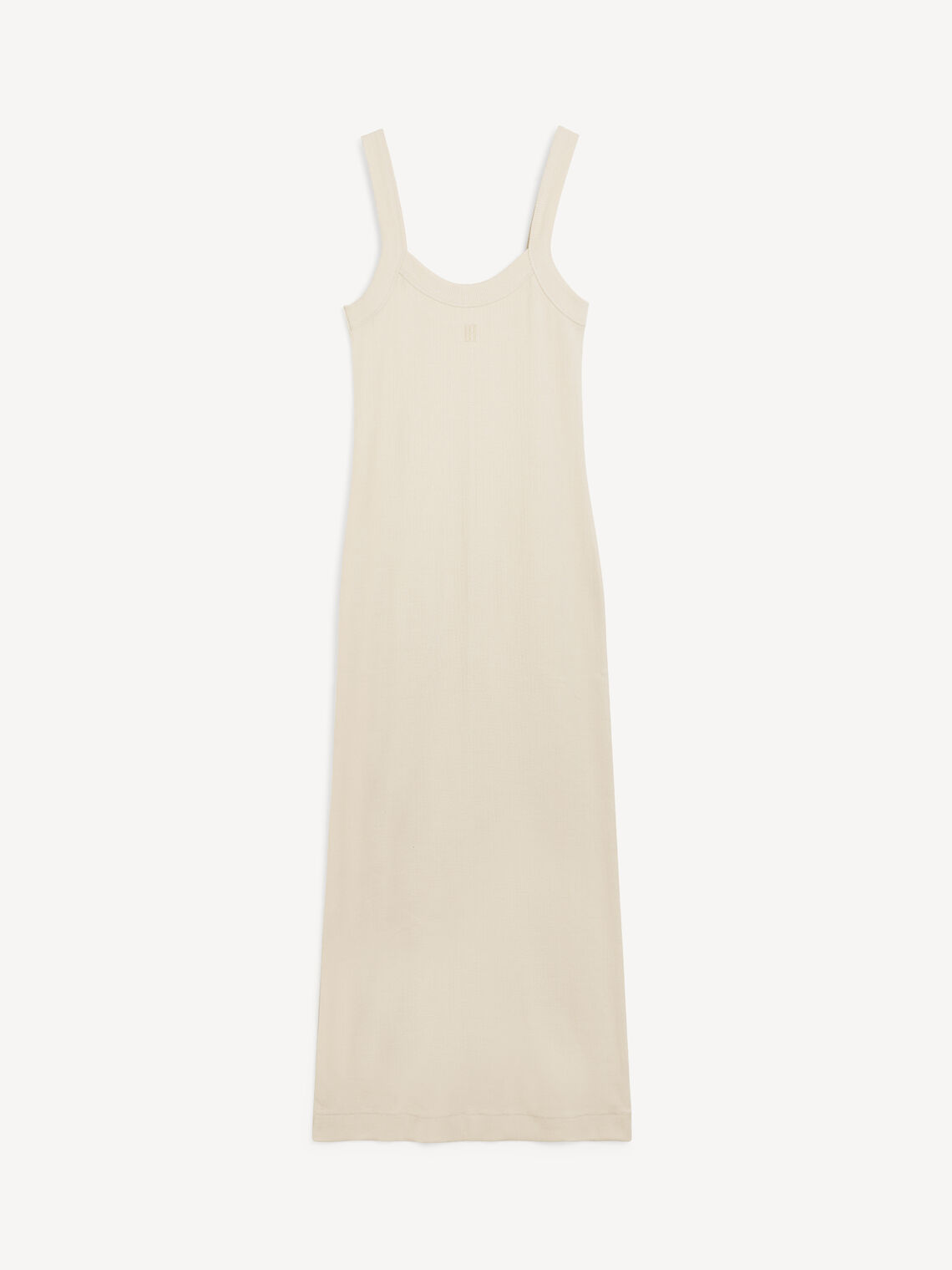 By Malene Birger Lio kjole i beige, ribbestrikket organisk bomull, med brede stropper og monogram-logo på brystet.

