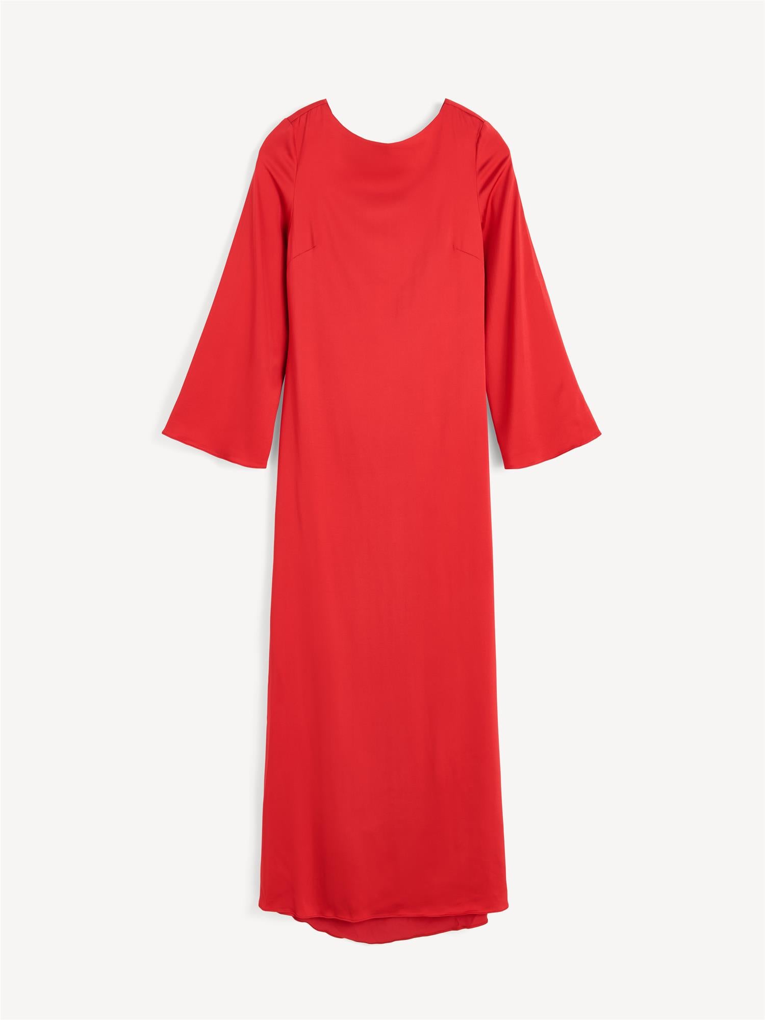 By Malene Birger Lisa kjole i rød, med dyp rygg som lukkes med justerbar knyting og er laget av viskose og elastan.