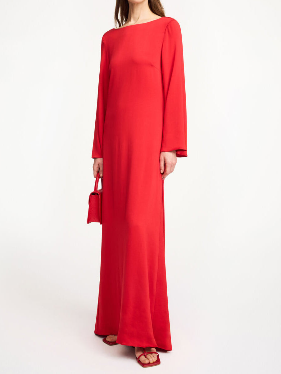 By Malene Birger Lisa kjole i rød, med dyp rygg som lukkes med justerbar knyting og er laget av viskose og elastan.