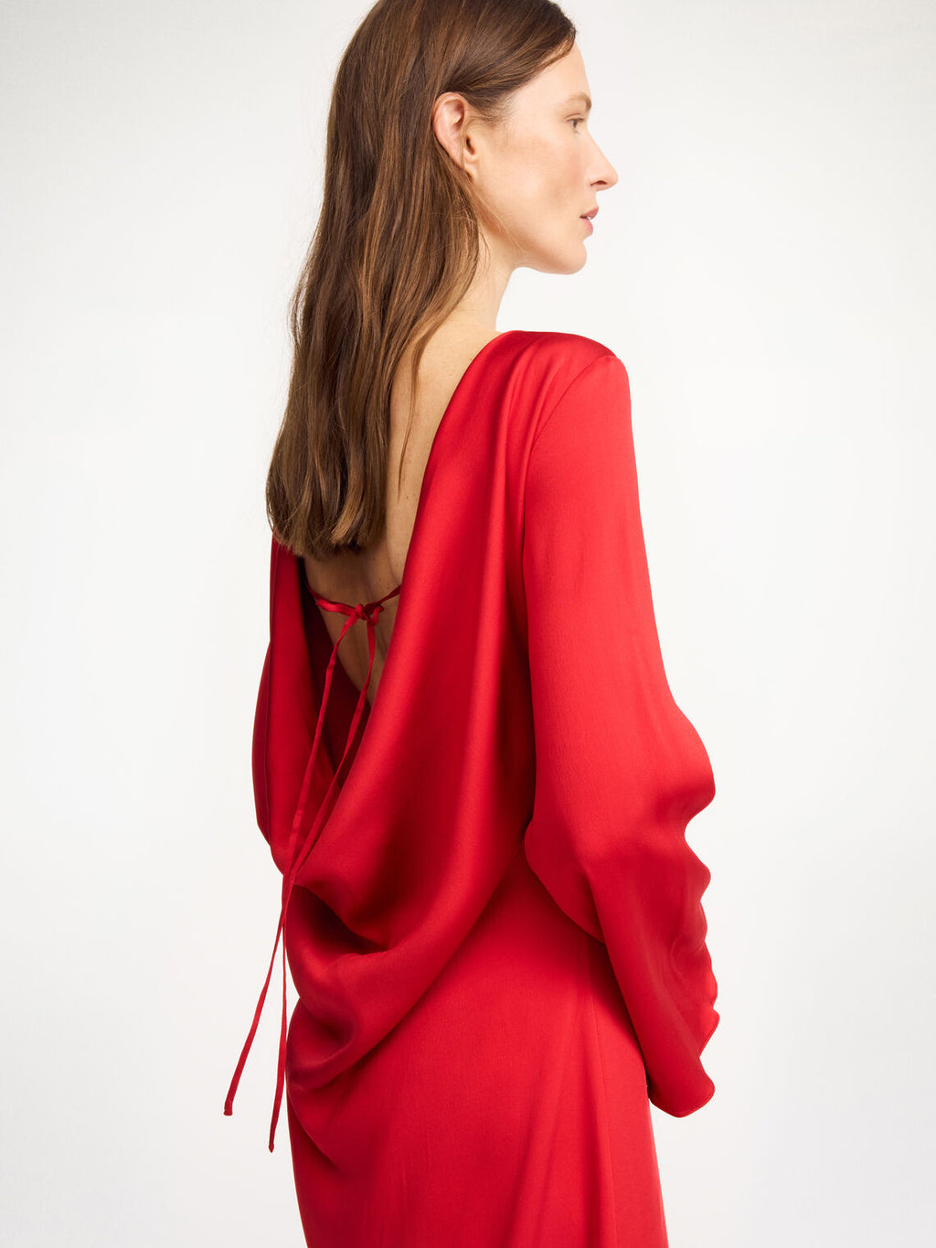 By Malene Birger Lisa kjole i rød, med dyp rygg som lukkes med justerbar knyting og er laget av viskose og elastan.