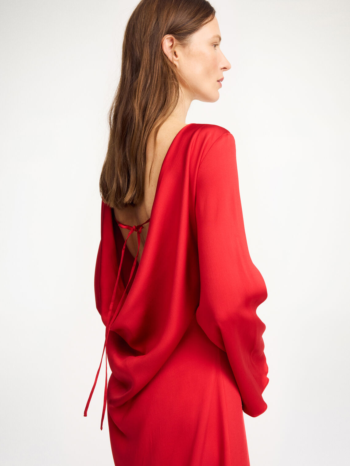 By Malene Birger Lisa kjole i rød, med dyp rygg som lukkes med justerbar knyting og er laget av viskose og elastan.