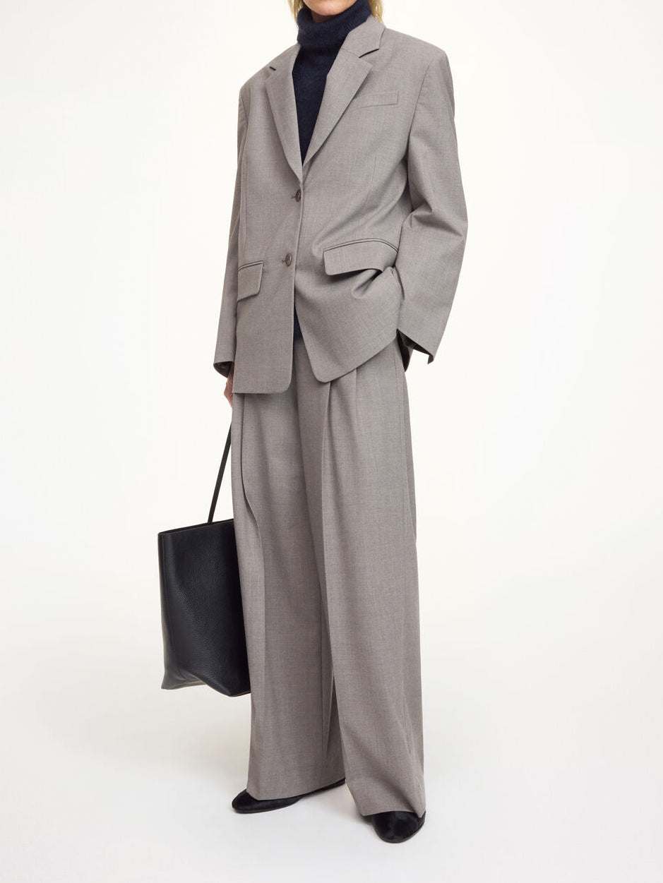LIVA blazer fra By Malene Birger i grå med brun melering. Laget i ull, polyester og viskose med enkeltspent lukking, lommer i front, innvendig lomme og foret konstruksjon. Noe lang og løs passform.