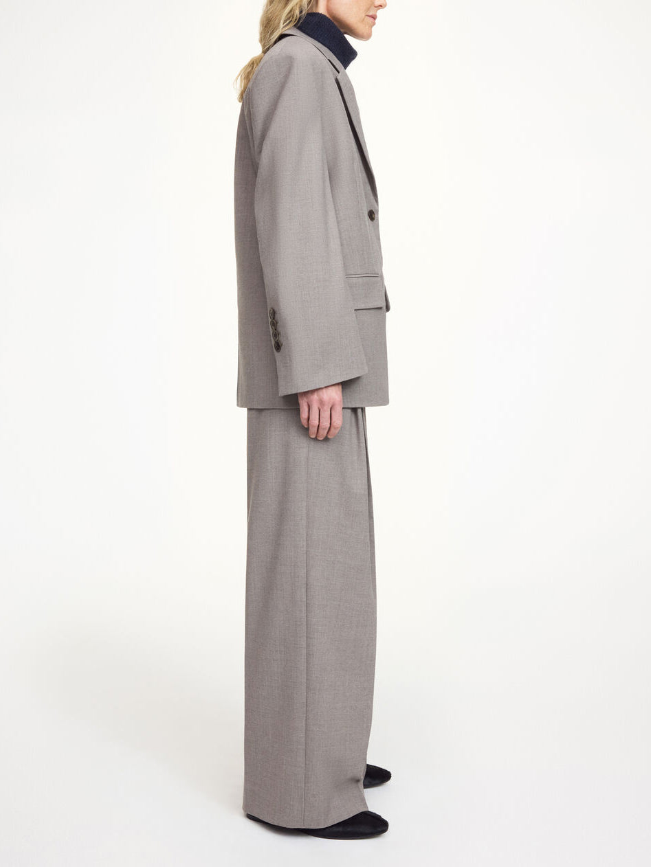 LIVA blazer fra By Malene Birger i grå med brun melering. Laget i ull, polyester og viskose med enkeltspent lukking, lommer i front, innvendig lomme og foret konstruksjon. Noe lang og løs passform.