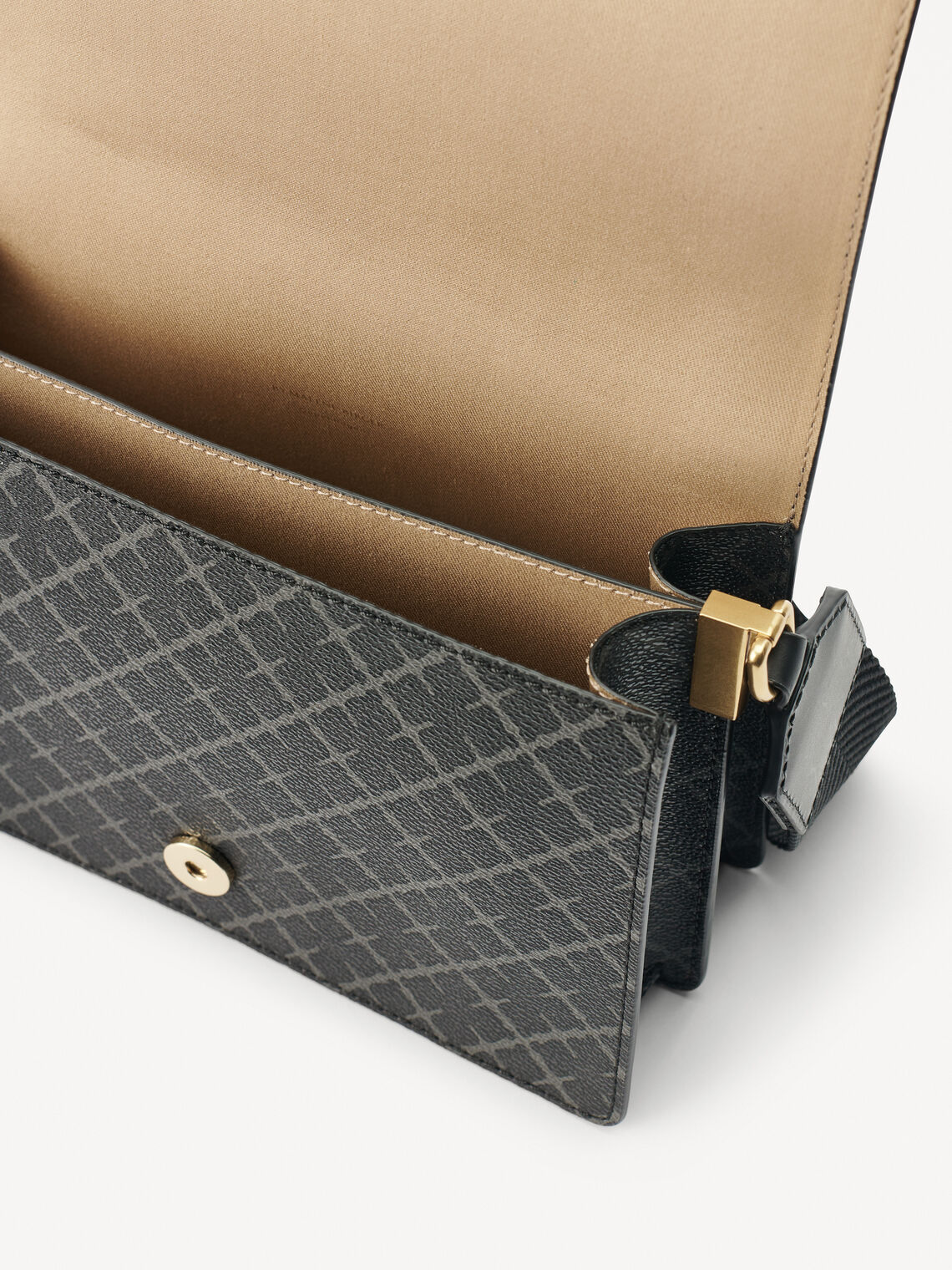 By Malene Birger Loenna crossover-veske i grå  polyvinyl chloride, med Signature Flower-mønster, skinndetaljer og justerbar skulderrem.