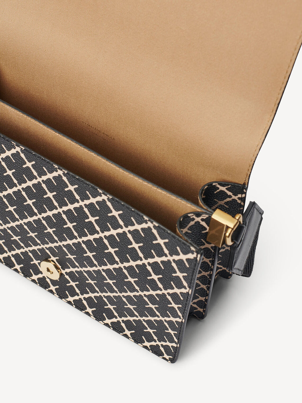 By Malene Birger Loenna crossover-veske i sort polyvinyl chloride, med Signature Flower-mønster, skinndetaljer og justerbar skulderrem.