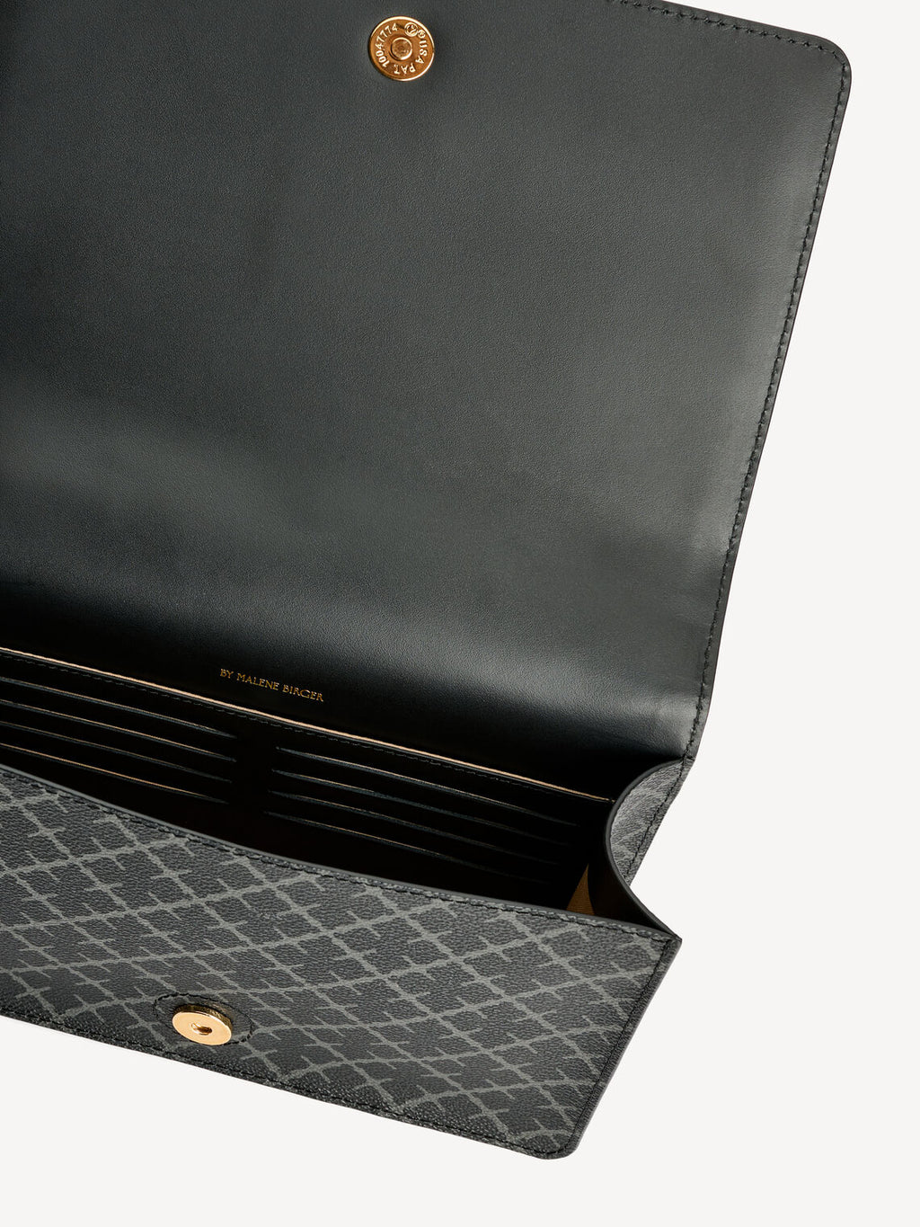 LOENNAS cross-over veske fra By Malene Birger i fargen grå, laget i PVC med skinndetaljer. Detaljbilde av skulderrem og lukking.
