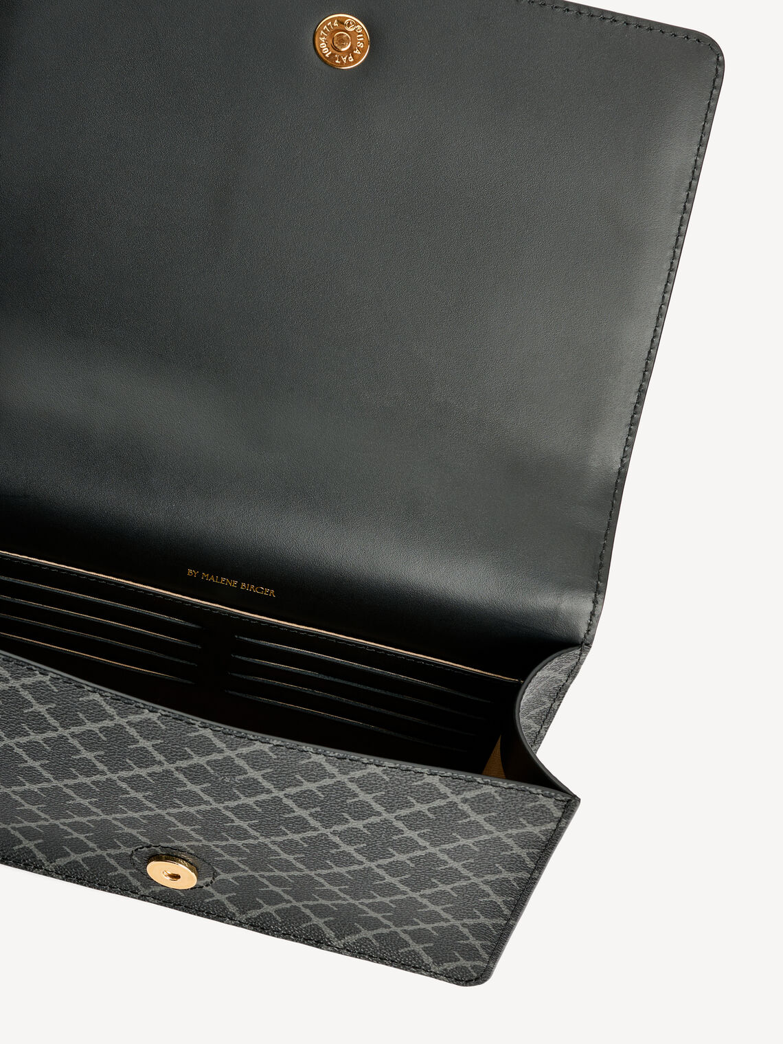 LOENNAS cross-over veske fra By Malene Birger i fargen grå, laget i PVC med skinndetaljer. Detaljbilde av skulderrem og lukking.