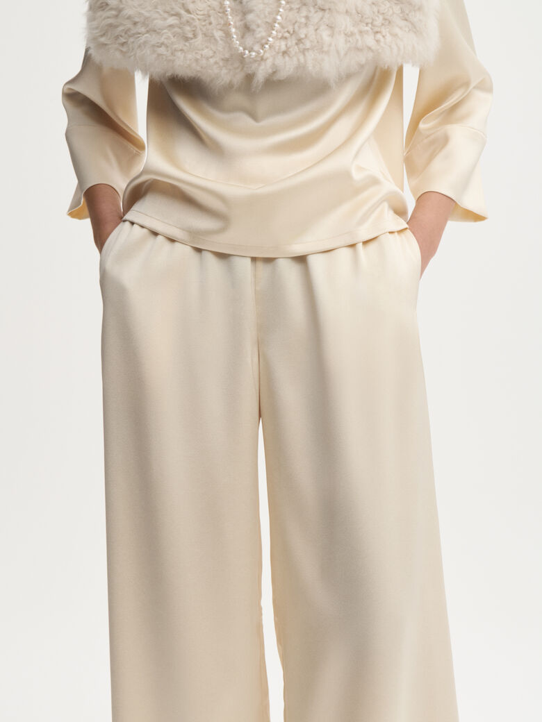 LOUIS bukse fra By Malene Birger i fargen kremfarget, laget i sateng.