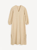 By Malene Birger Louise maxikjole i beige 100% lin med a-form, v-hals, ballongermer og swirl-broderi.
