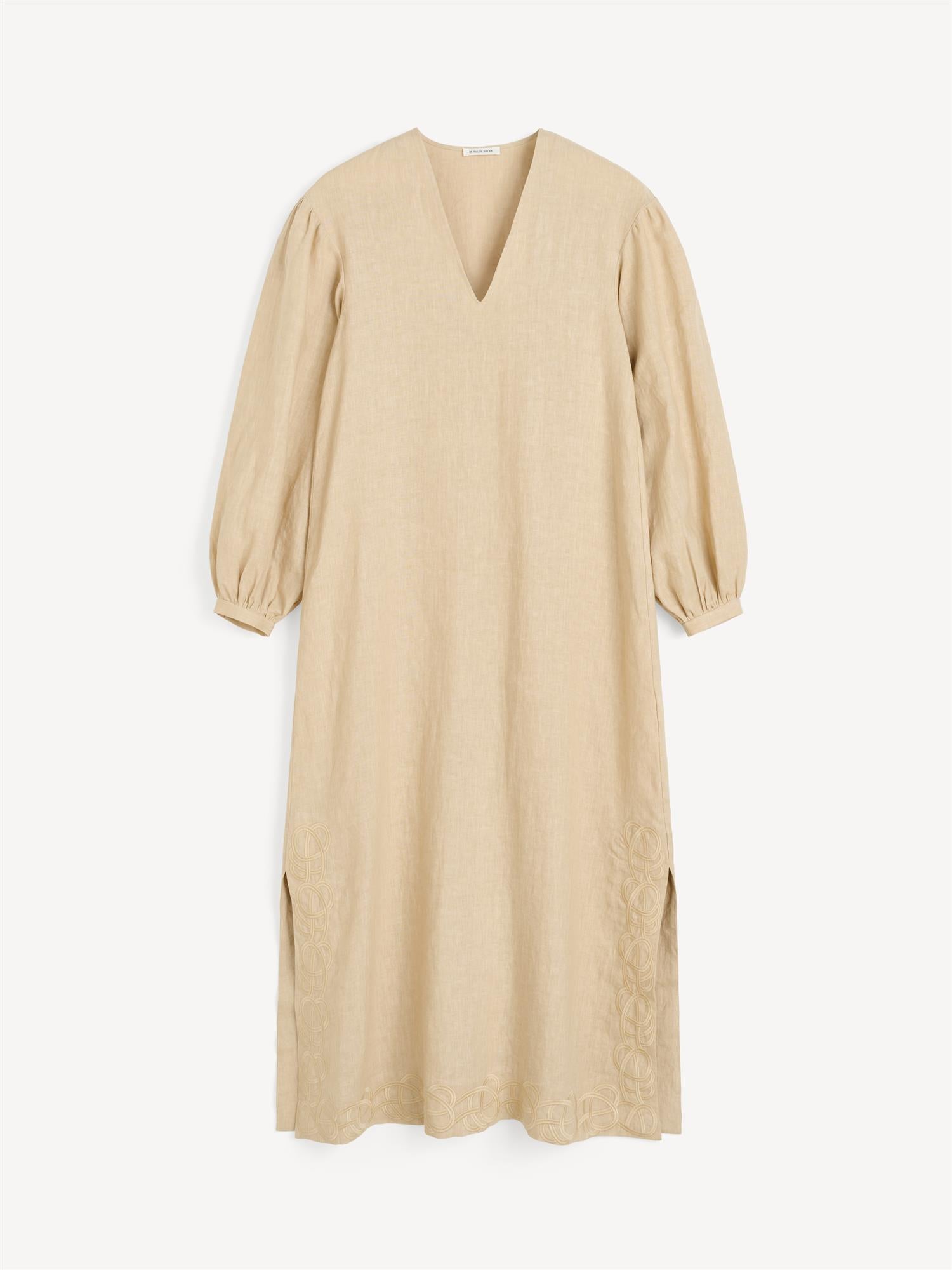 By Malene Birger Louise maxikjole i beige 100% lin med a-form, v-hals, ballongermer og swirl-broderi.