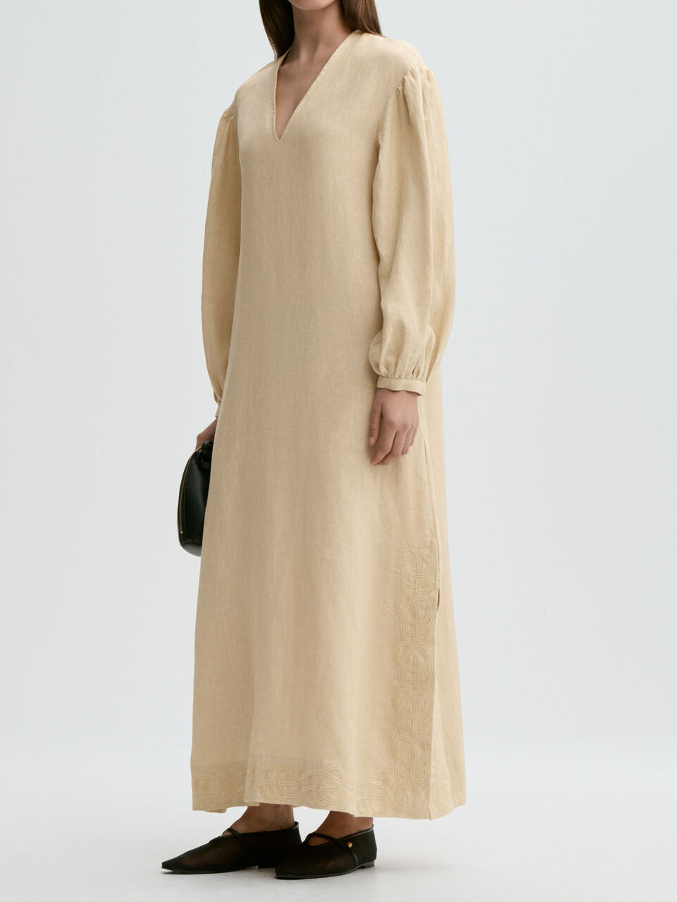 By Malene Birger Louise maxikjole i beige 100% lin med a-form, v-hals, ballongermer og swirl-broderi.